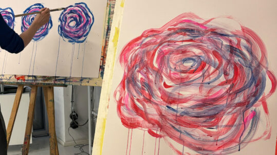 Gemäde einer Rosenblüte im Stil von Cy Twombly
