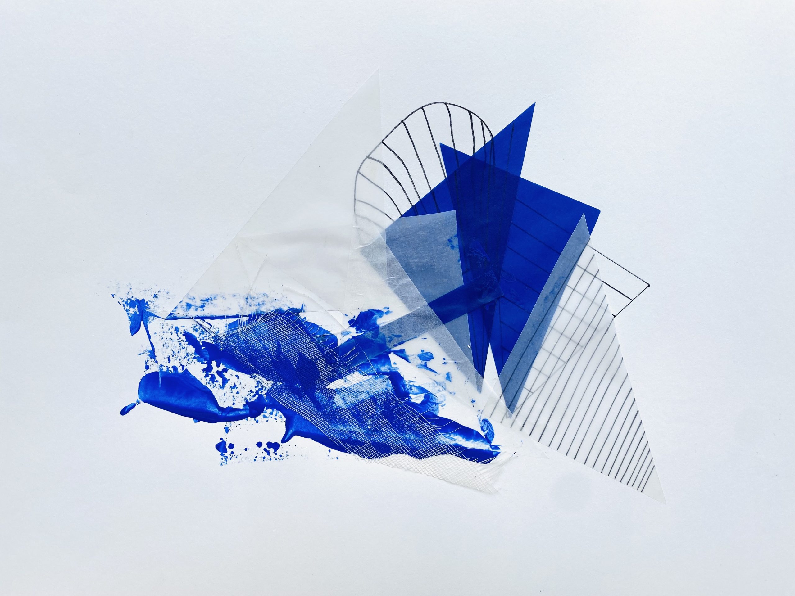 Verschiedene Kunstwerke in blau auf transparentem Papier, zu einem Gesamtkunstwerk geschichtet